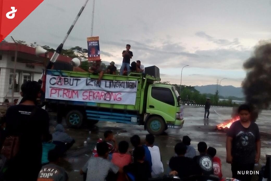 Kecewa Dengan Sikap Bupati, Warga Nguter Blokade Akses Menuju PT RUM