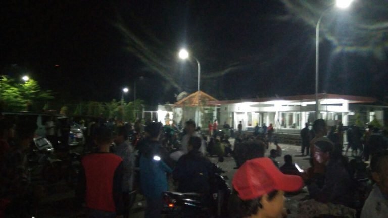 Bertahan sampai Malam, Warga : PT RUM Harus Ditutup