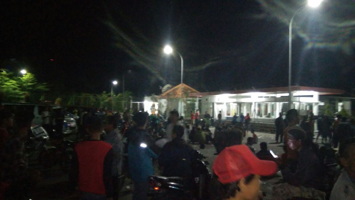 Bertahan sampai Malam, Warga : PT RUM Harus Ditutup