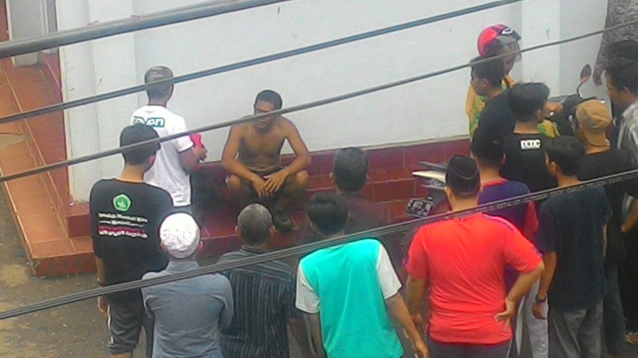 Seorang Pemuda Diduga Gila Masuk Ponpes Cipasung Diamankan