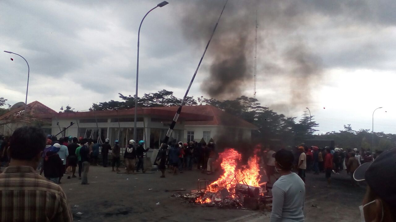 Bupati Tak Segera Tandatangani SK Pencabutan Izin, Unjuk Rasa di Depan PT RUM Ricuh