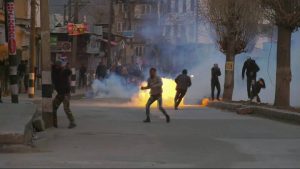 Ribuan Warga Kashmir Turun ke Jalan Hadapi Tentara India