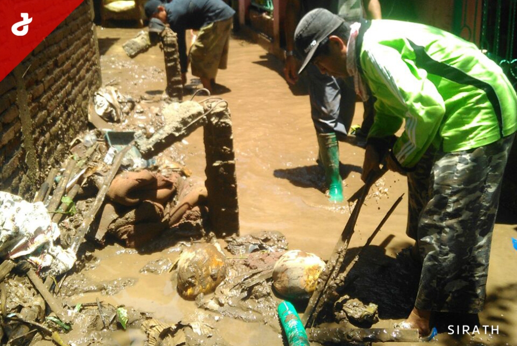 Dua Hari Terendam Banjir, Warga Dompu Mulai Bersihkan Rumah