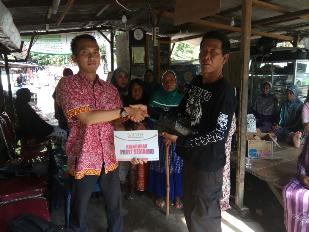 BMH Jatim Salurkan Bantuan Paket Sembako untuk Lansia dan Dhuafa