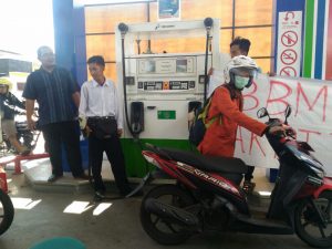 Tolak Kenaikan Harga BBM, Mahasiswa Soloraya Lakukan Aksi Isi Bensin 200 Rupiah