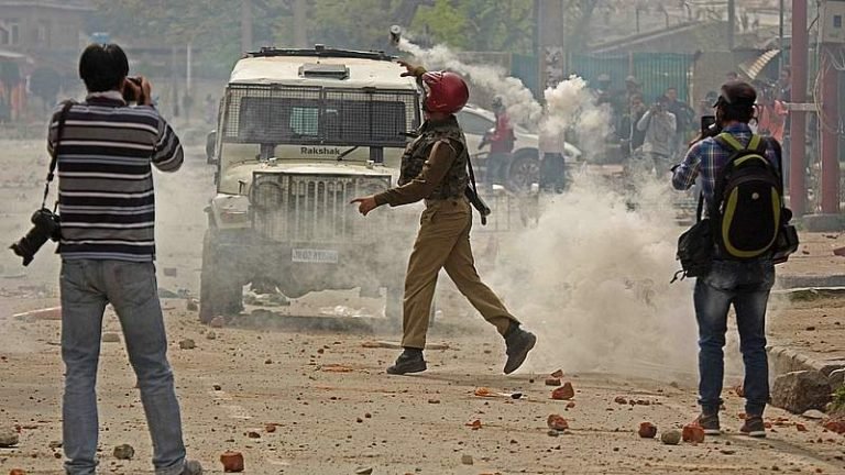 Giliran Mahasiswa Kashmir Hadapi Pasukan Penjajah India