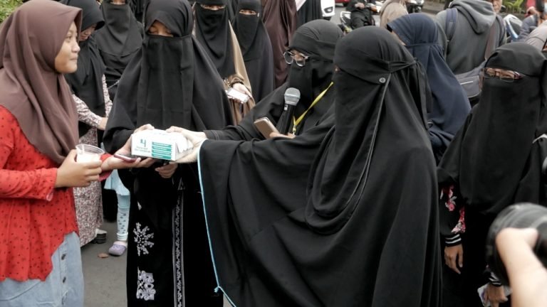 Tinjauan Kritis Soal Wacana Pelarangan Cadar oleh Pemerintah