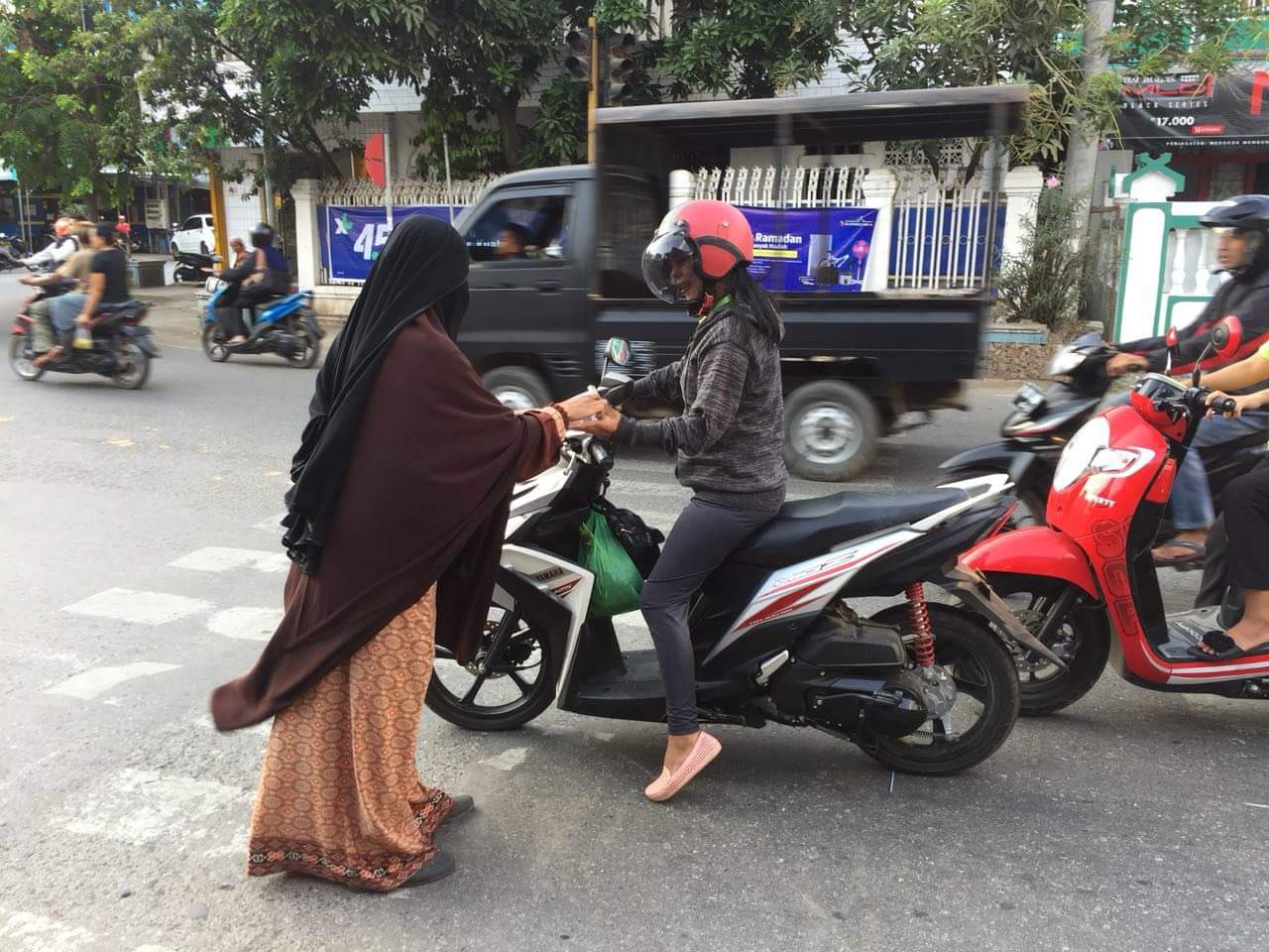 Muslimah Bima Peduli Bagikan Ratusan Paket Takjil Gratis