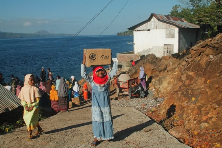 Kehangatan Penduduk Alor Sambut Kapal Ramadhan ACT