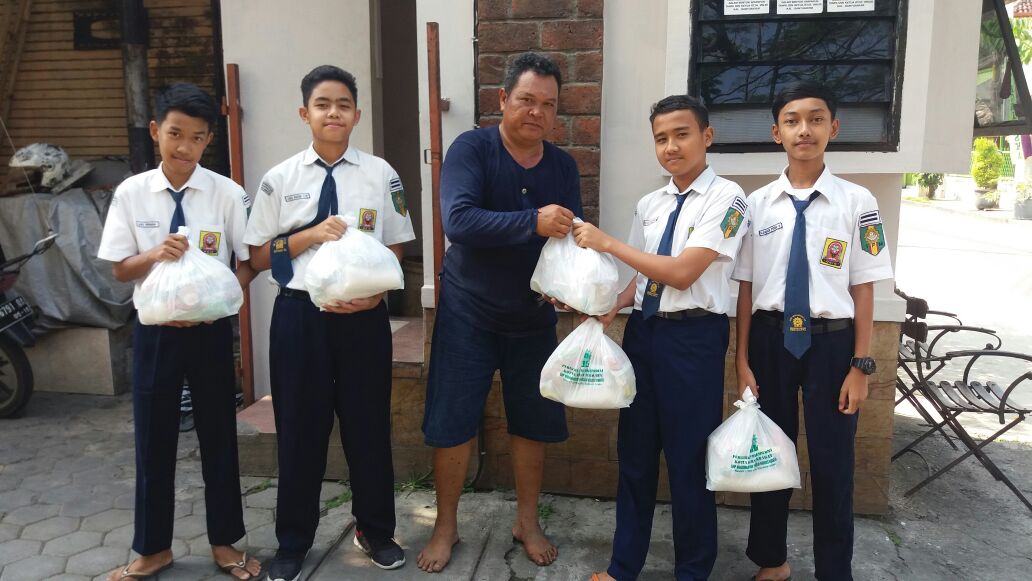 Ketika Siswa SMP Muhammadiyah Kottabarat Berbagi Kebahagiaan Ramadhan