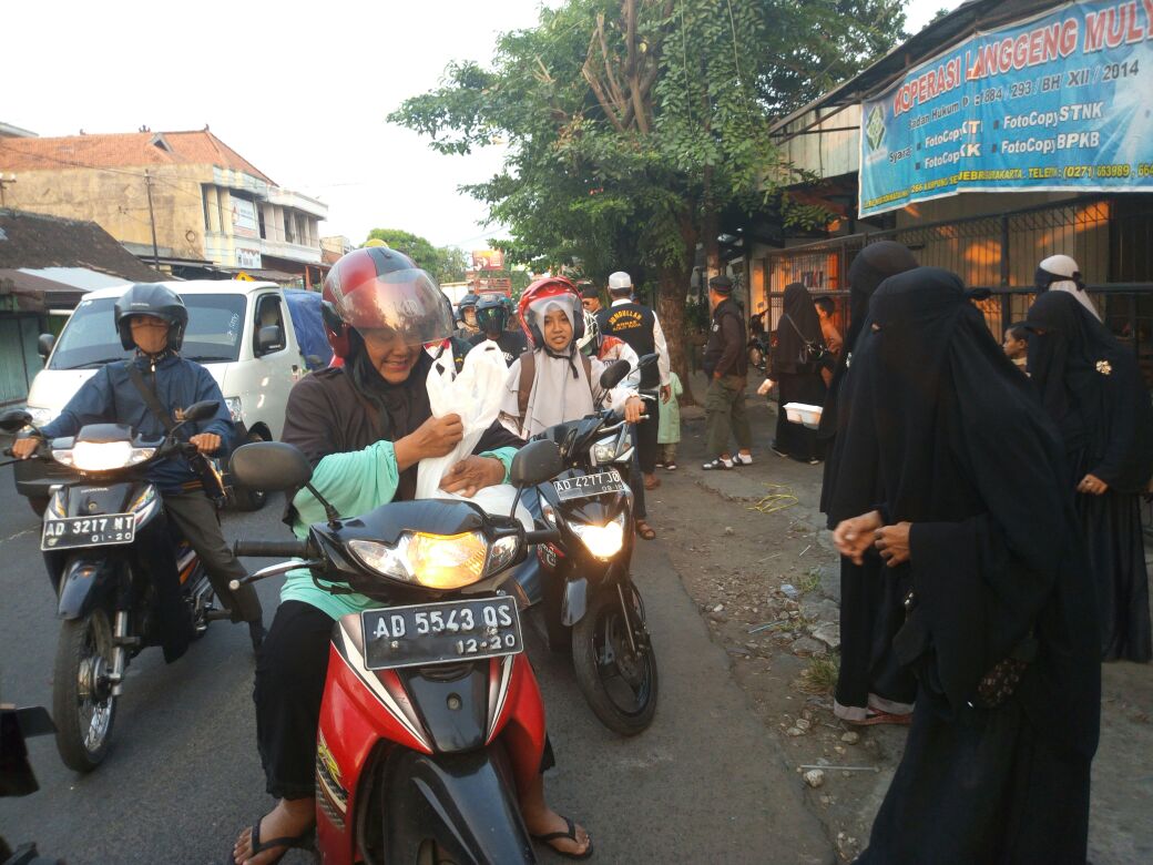 Lagi, Muslimah Bercadar Bagikan 800 Paket Berbuka di Pasar Tanggul Solo