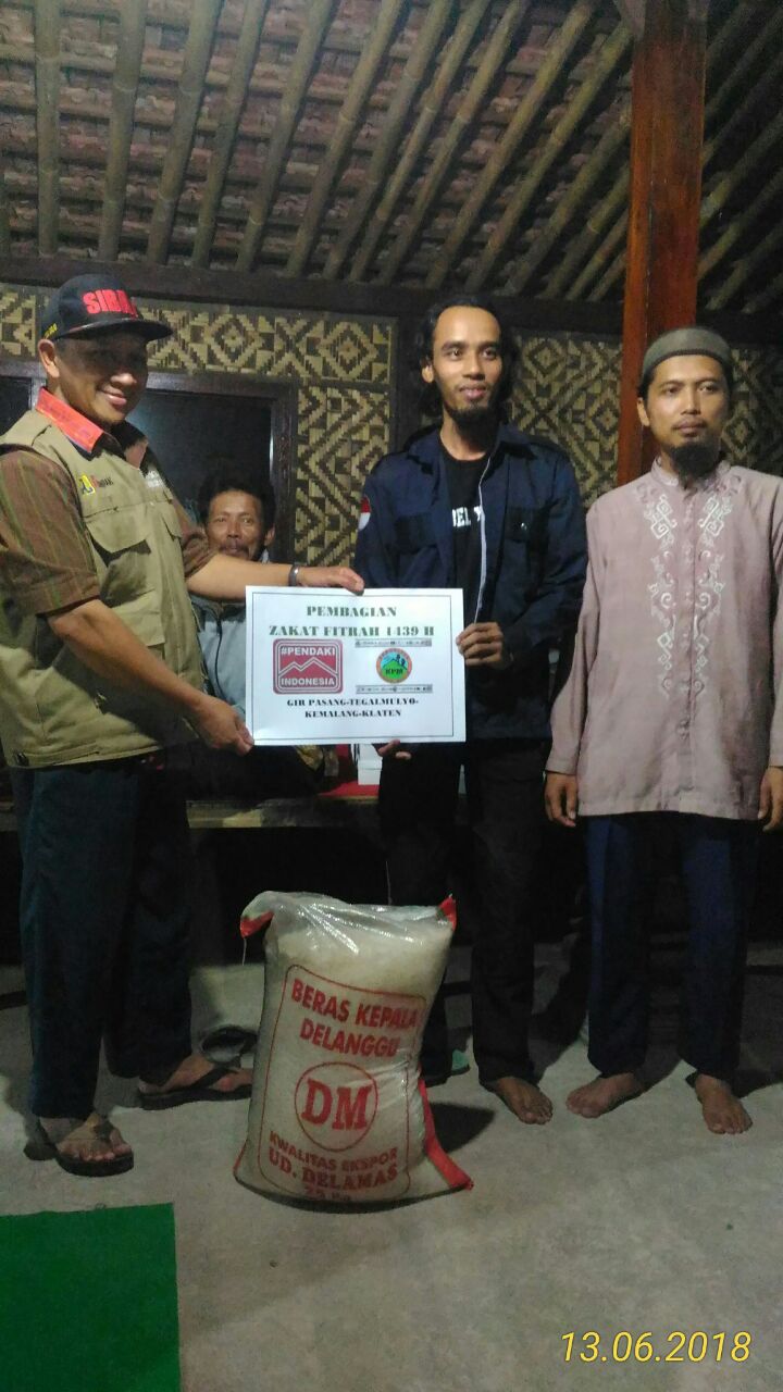 Perjuangan Komunitas Pendaki Muslim Salurkan Zakat Fitrah di Gunung Merapi