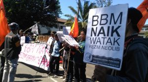 Puluhan Mahasiswa di Bandung Unjuk Rasa Tolak Kenaikan Harga BBM