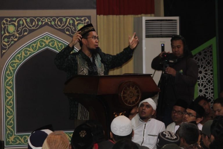 Ustaz Adi Hidayat Ajak Masyarakat Berdoa Bersama Agar Bisa Hadapi Corona
