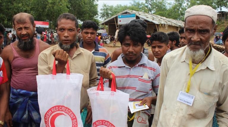 Bulan Sabit Merah Turki Bagikan Paket Qurban ke Ribuan Pengungsi Muslim Rohingya