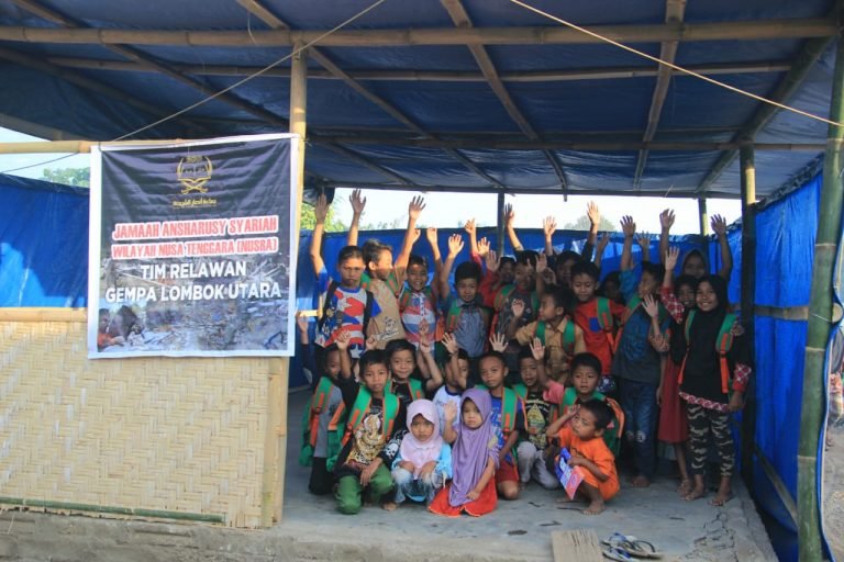 Jamaah Ansharusy Syariah Bangun Sekolah Darurat di Lombok