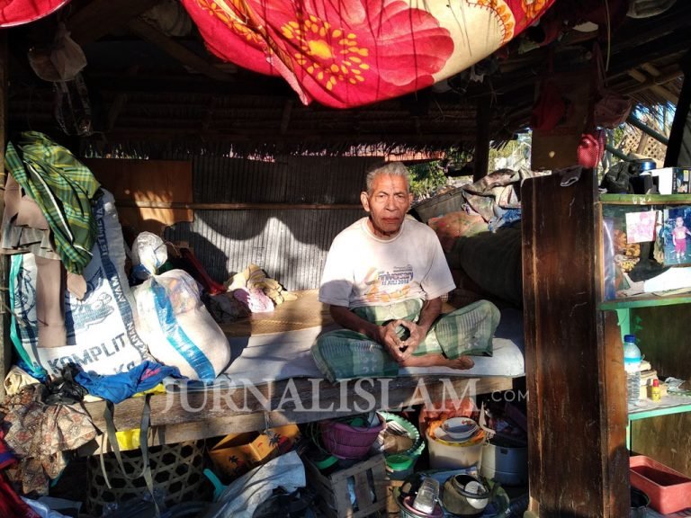 Rumahnya Hancur, Kakek Sarujip Kini Tinggal di Tenda Beratap Daun Kelapa