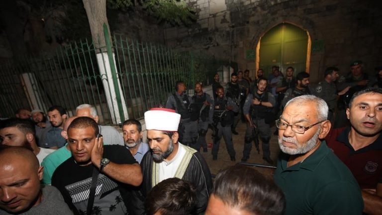 Polisi Zionis Tutup Masjid Al Aqsha