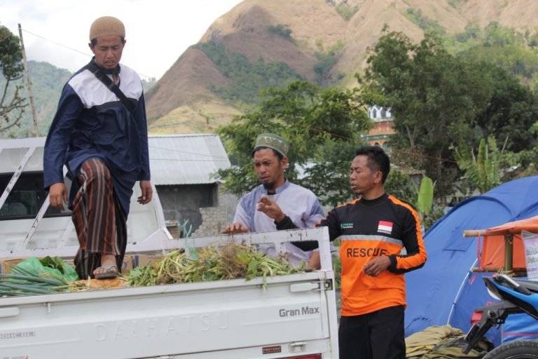 Mengharukan, Pengungsi Lombok Timur Sumbangkan 45 Ton Sayuran ke Lombok Utara