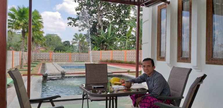 Hadiah Idul Adha, Pengusaha Tasikmalaya Sumbangkan 1.000 Sendal Untuk Korban Gempa