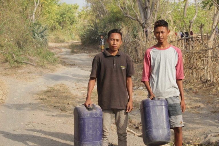 Pengungsi Lombok Utara Harus Berjalan 10 Kilometer Untuk Dapatkan Air Bersih dan Makanan