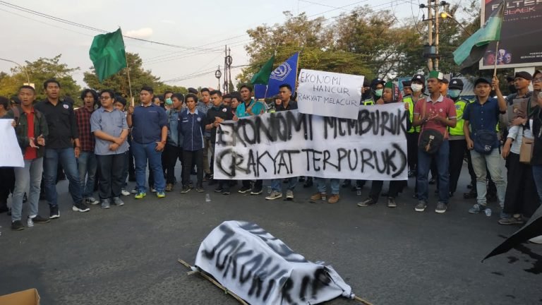 Lagi, Demo Mahasiswa Hadirkan “Keranda” Jokowi