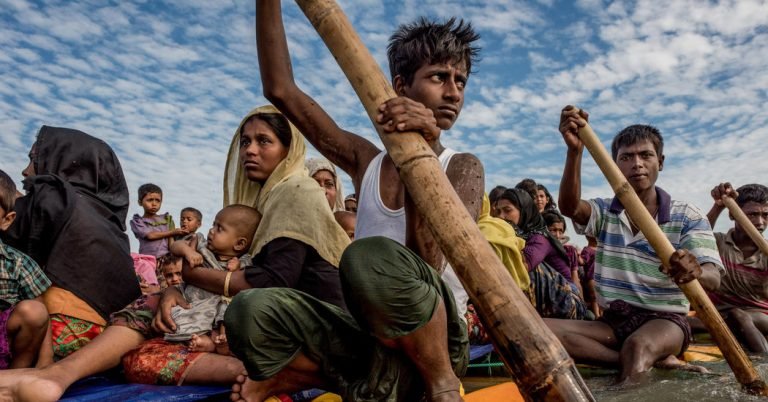 Di Tengah Pandemi, Pengungsi Rohingya Masih Terjebak di Laut