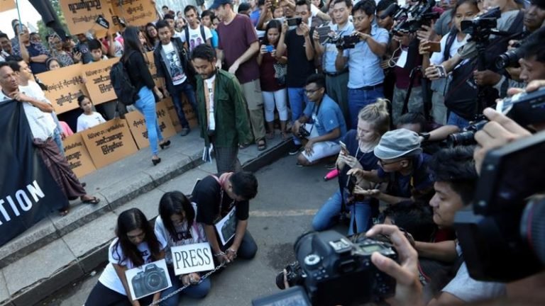 Protes atas Dipenjarakannya Wartawan Reuters di Myanmar Meningkat