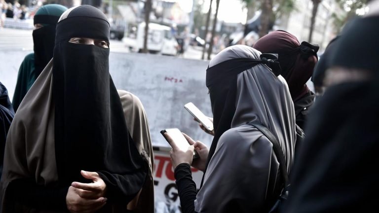 Swiss Adakan Penghitungan Suara Larangan Cadar Bagi Muslimah