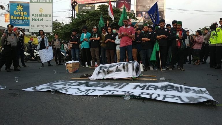 Bawa Peti Mati, Mahasiswa Surakarta Tuntut Jokowi Mundur