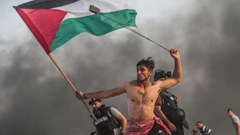 Foto Aksi Seorang Warga Palestina di Gaza Viral di Jagat Medsos dan Berita Dunia