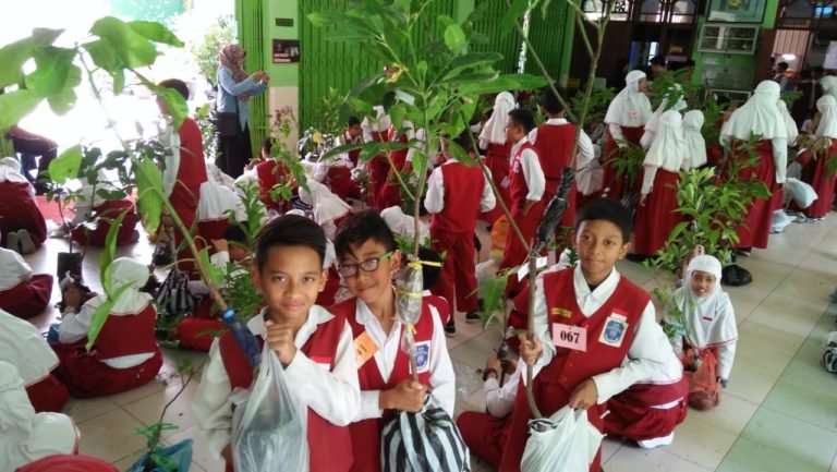 Asyiknya Siswa Diajari Mencangkok Bertepatan Hak Asasi Binatang Sedunia