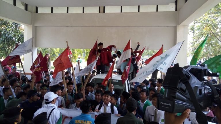 Buntut Maraknya Kasus LGBT, Ratusan Massa ‘Geruduk’ DPRD Tasik