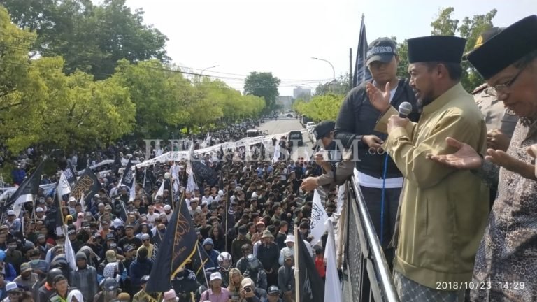 Aksi Bela Tauhid Solo, Puluhan Ribu Peserta Bentangkan Bendera “Al-Liwa” Sepanjang 1Km