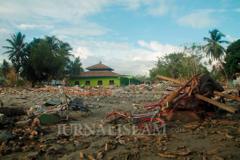 Tsunami Itu Pecah Di Atas Kubah