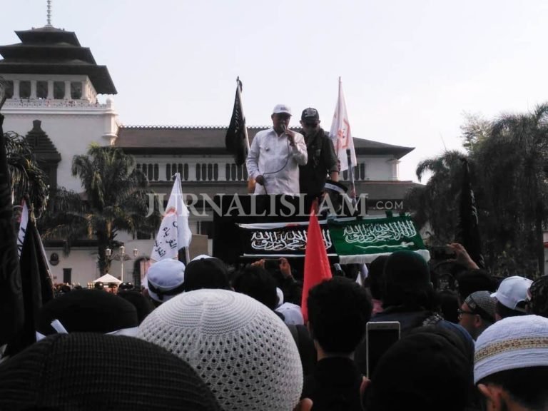 Wagub Jabar Janji Kawal Kasus Pembakaran Bendera Tauhid