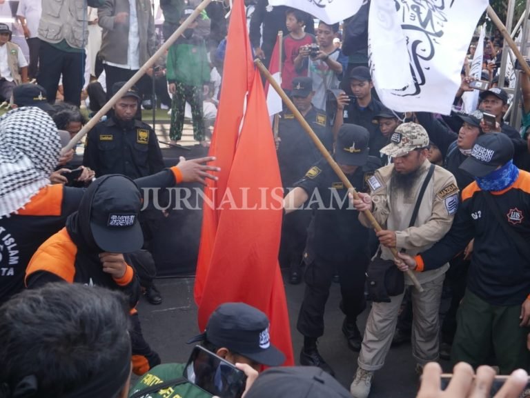 Wow, Ada “Pembakaran Bendera PKI” di Aksi 1000 Bendera Tauhid Solo