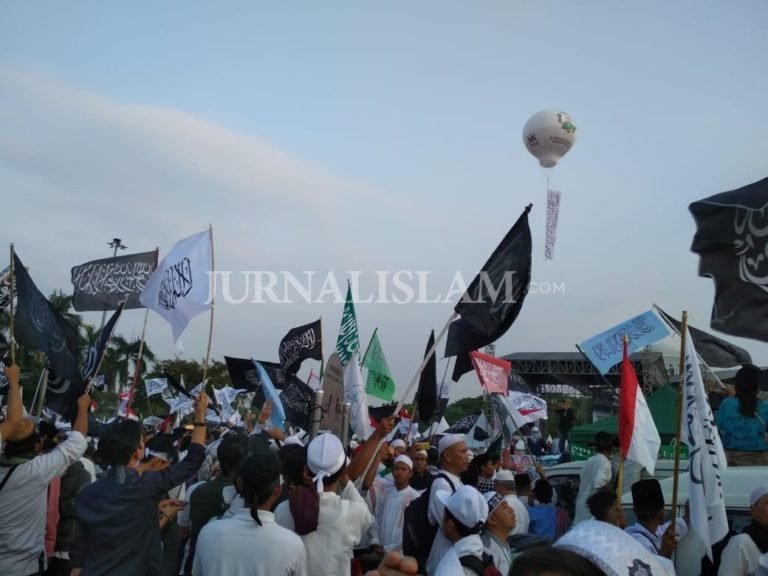 Pesan Damai: Warna-warni Bendera Tauhid dan Merah Putih Berkibar di Monas