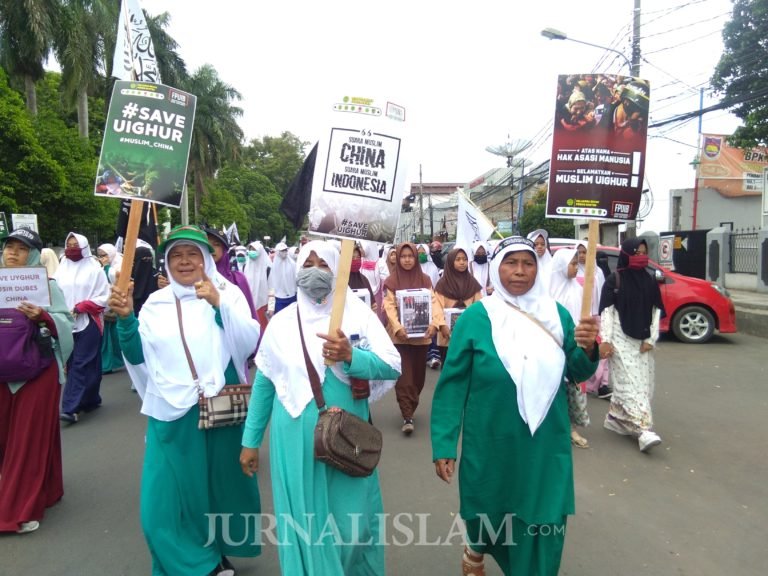 Sepenggal Cerita Emak-emak dalam Aksi Bela Uighur Banten