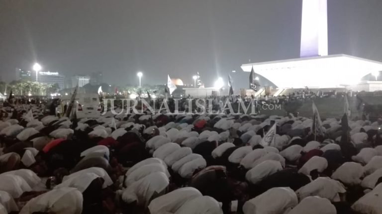 Massa Reuni 212 Sudah Padati Monas Saat Shalat Subuh Berjamaah