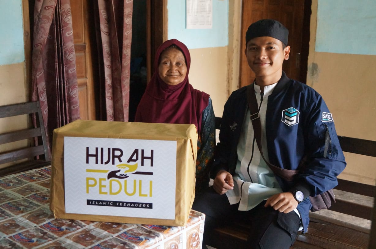 Komunitas Pemuda Hijrah Islamic Teenagers Bagikan Paket Sembako di Kepanjen