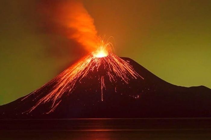 Badan Geologi : Anak Gunung Krakatau Kini Status Siaga