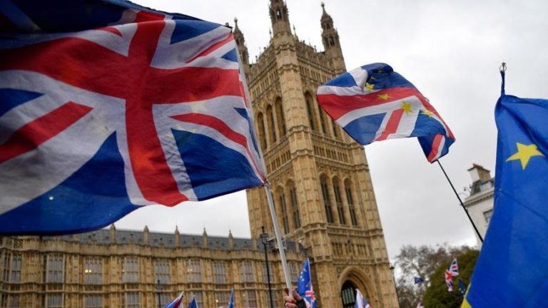 Masjid di London Bagikan Takjil untuk Nakes Covid