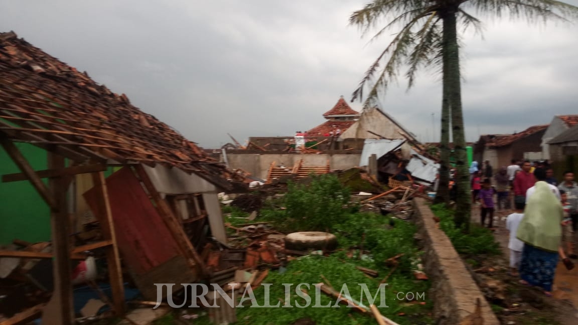 Puting Beliung Menerjang Rancaekek Kabupaten Bandung, Puluhan Rumah Rusak