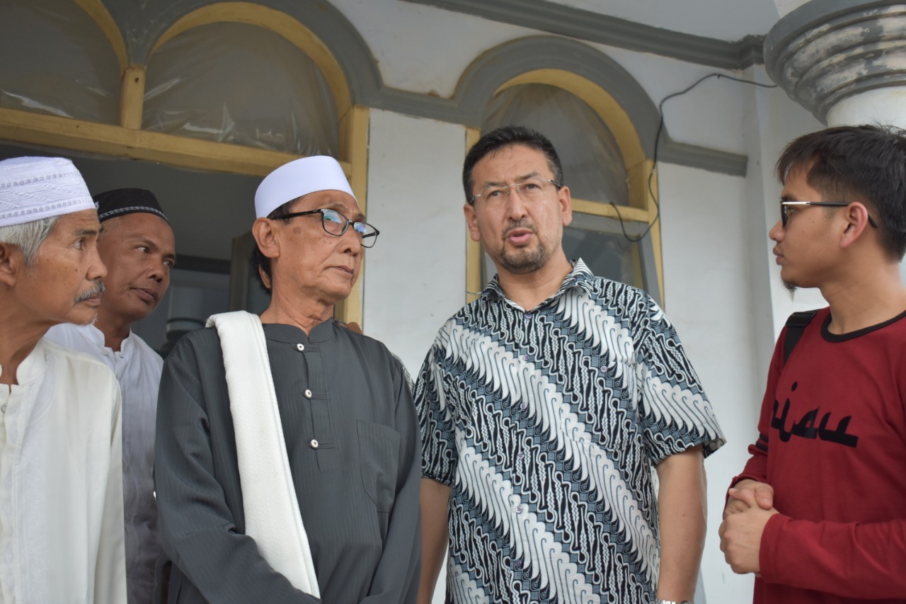 Ketika Korban Tsunami Banten Terharu Dikunjungi Langsung Muslim Uighur