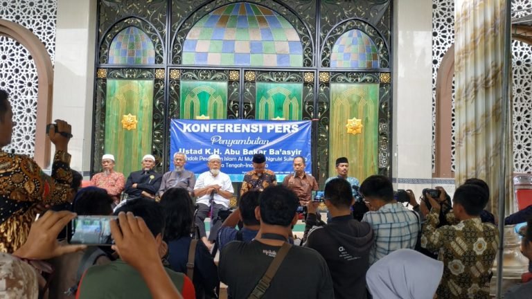 Panitia Penyambutan Ustaz Abu Bagikan 1000 Porsi Nasi Kebuli Untuk Warga