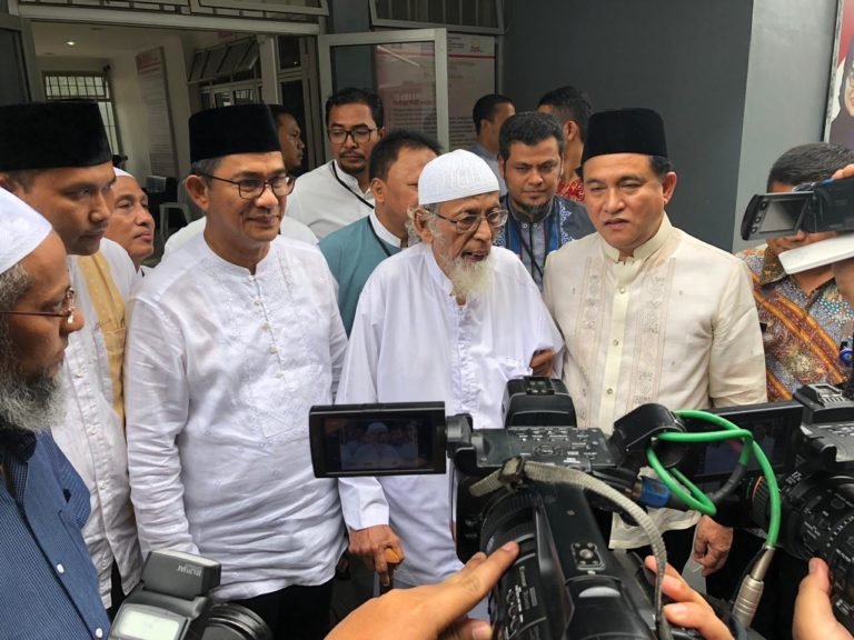 Efek Pembebasan Ustaz ABB: Waspada Permainan Intelijen Asing