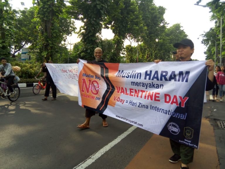 Di CFD, Warga Surabaya Antusias Tanda Tangani Tolak Valentine Day