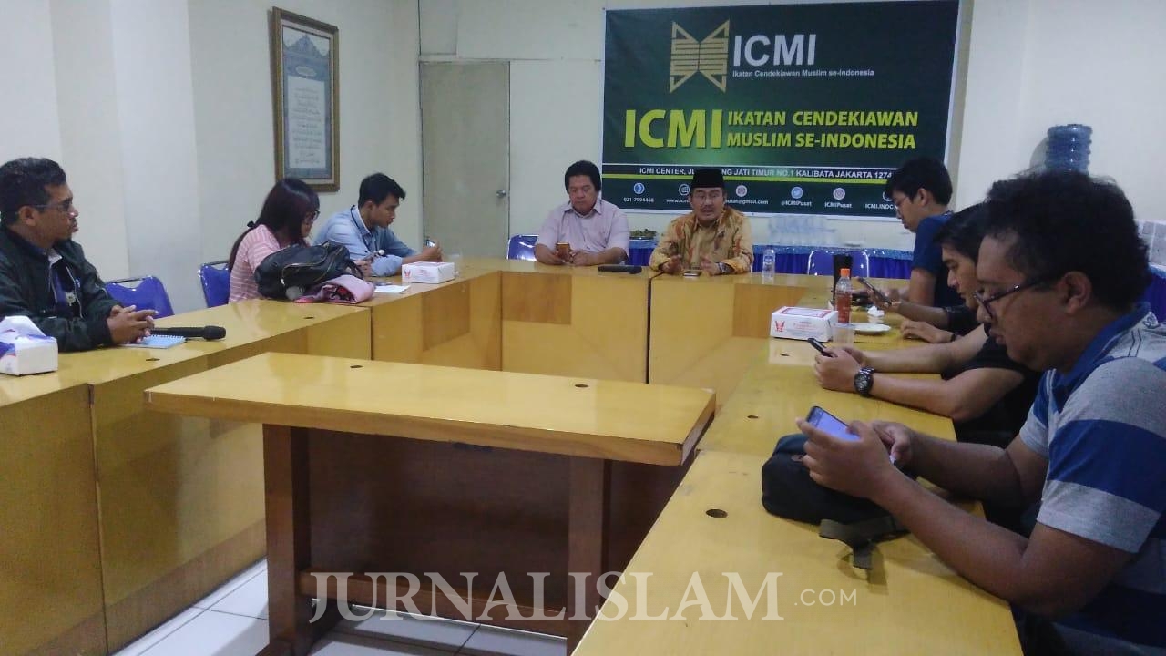 Mantan Ketua MK: UU ITE Perlu Direvisi