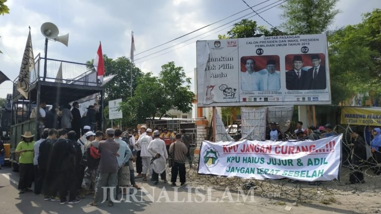 Dewan Syariah Kota Surakarta Berunjuk Rasa Depan Kantor KPU
